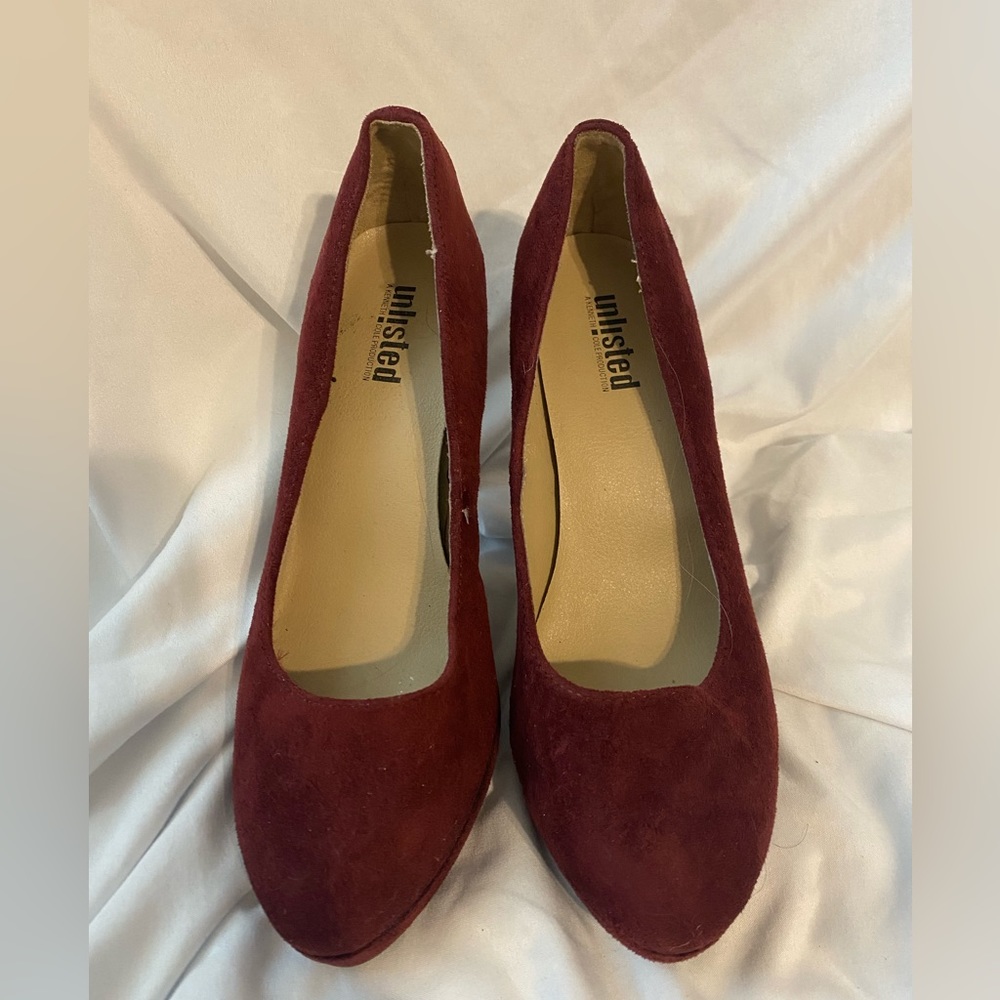 Unlisted by Kenneth Cole burgundy 4inch heels suede gently used size 6